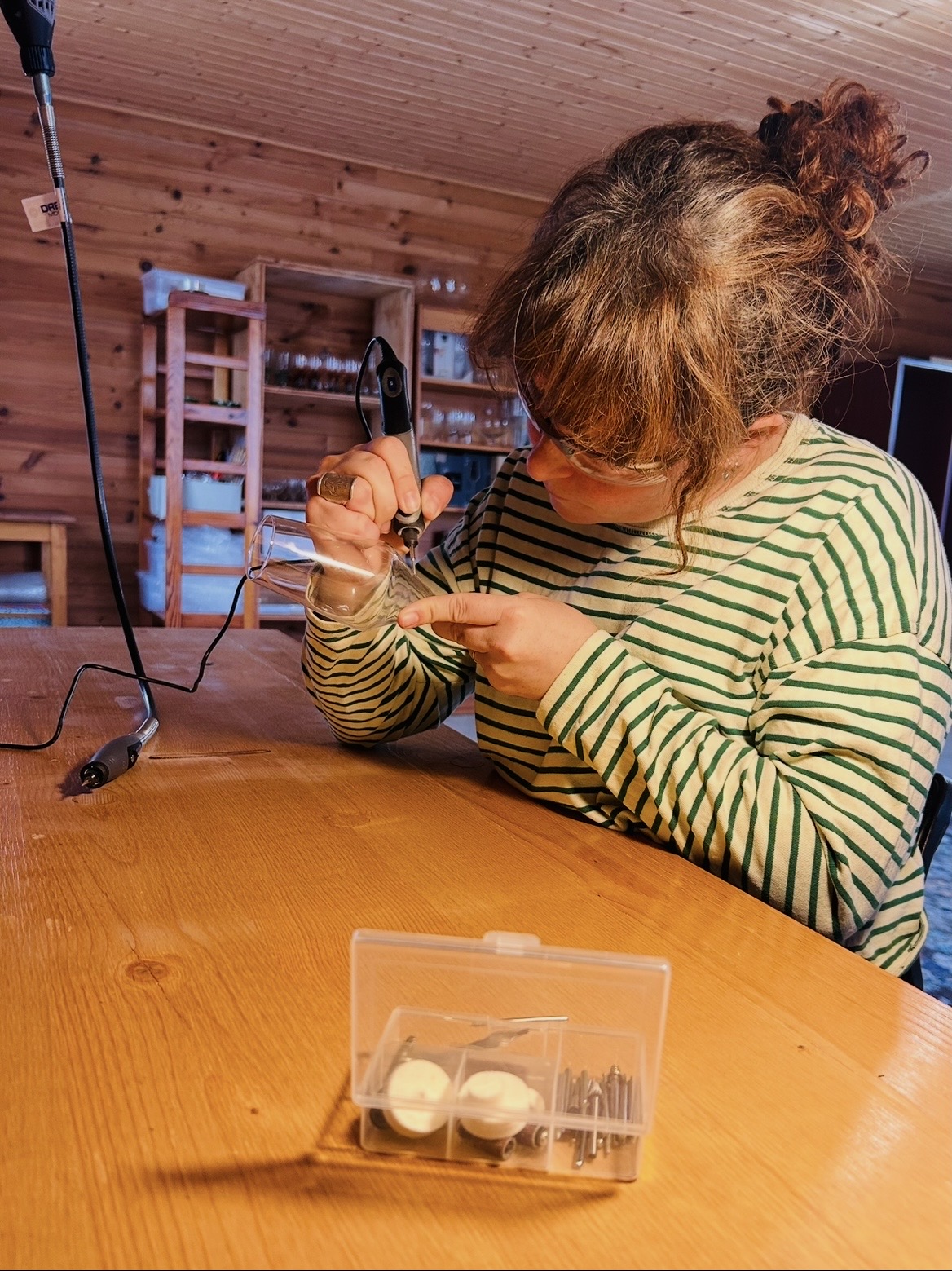 Ambiance de l'atelier : outils de gravure, motifs et matières en préparation