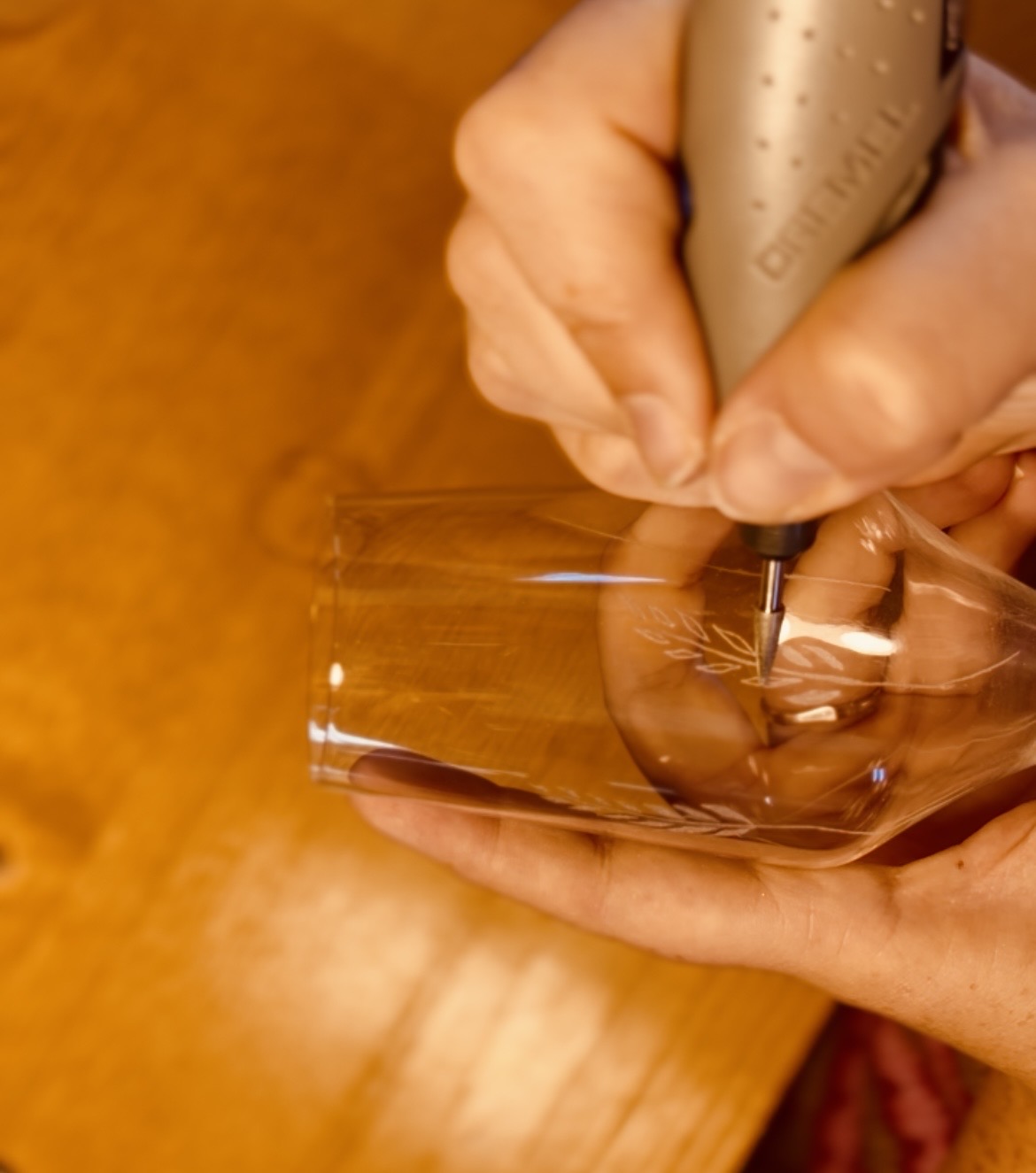 Un objet personnel, verre ou miroir, apporté pour être gravé